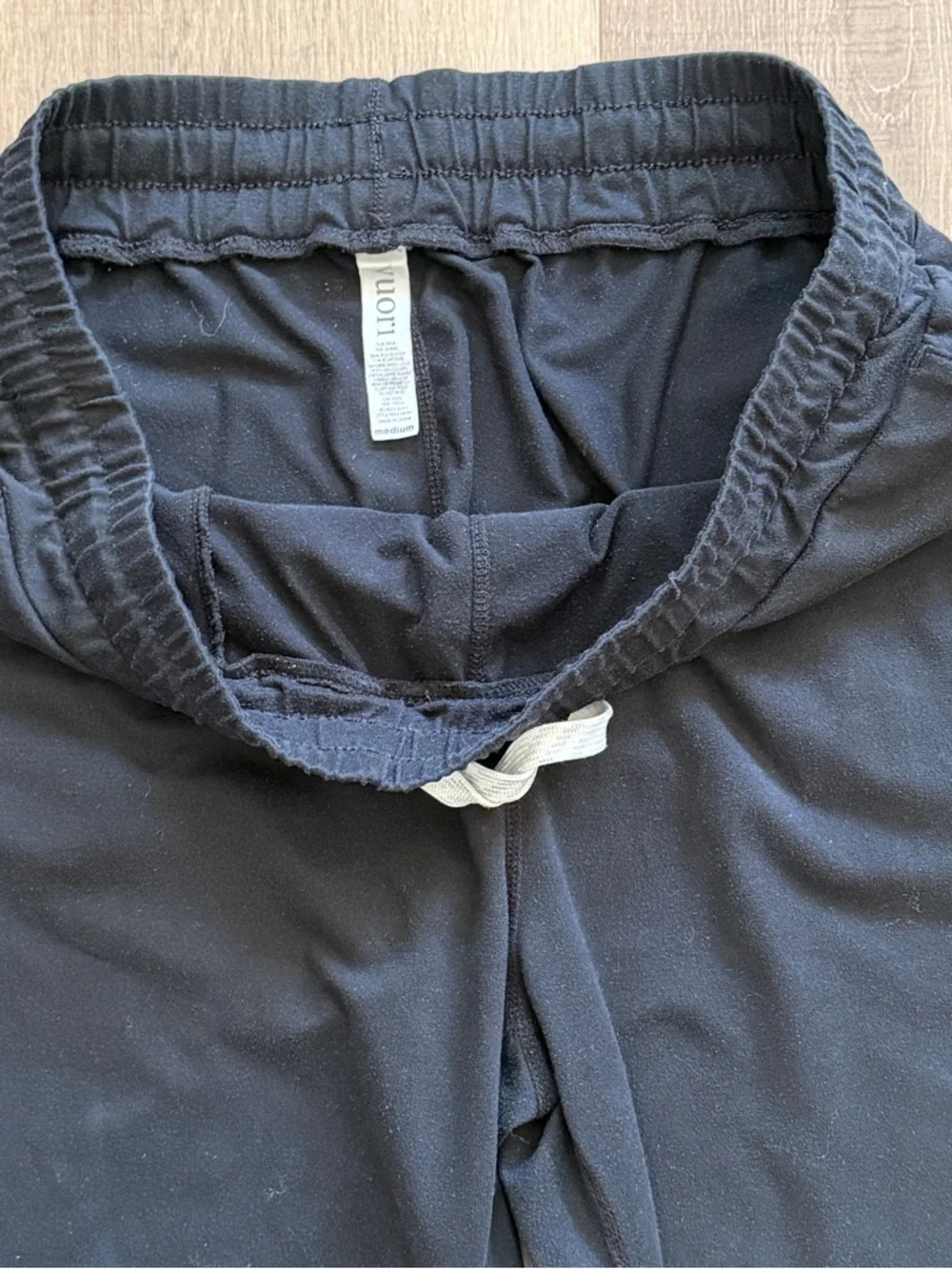 Vuori Women Joggers The Rise The Shine Black Medium  26” Inseam Drawstring WW303
